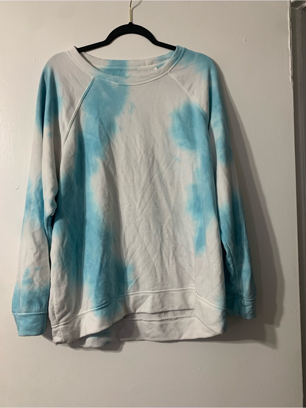 Lou & Grey White and Light Blue Tie-Dye Crewneck Sweatshirt